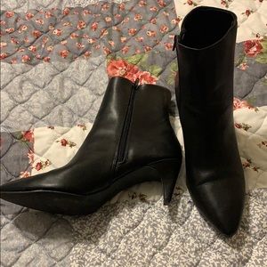 Great boot for dress or play! Black Size 9.